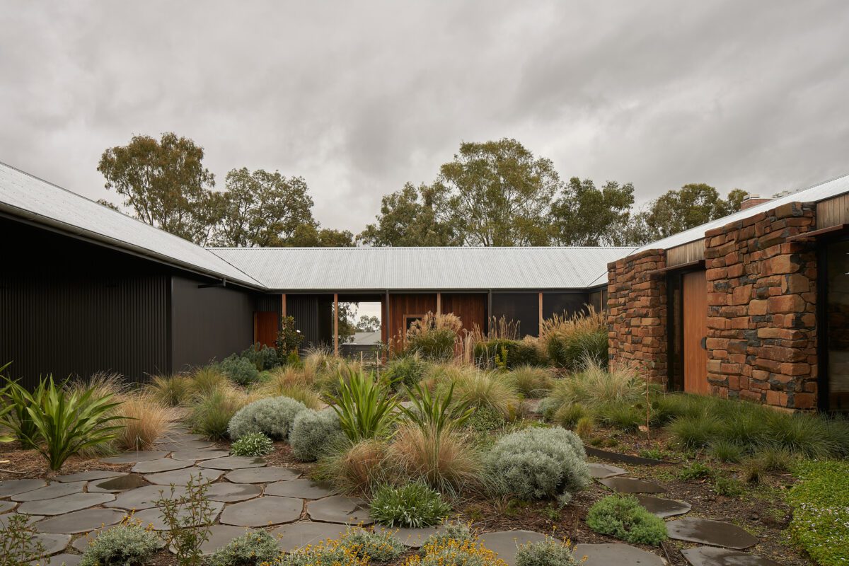 West Bend House / MRTN Architects